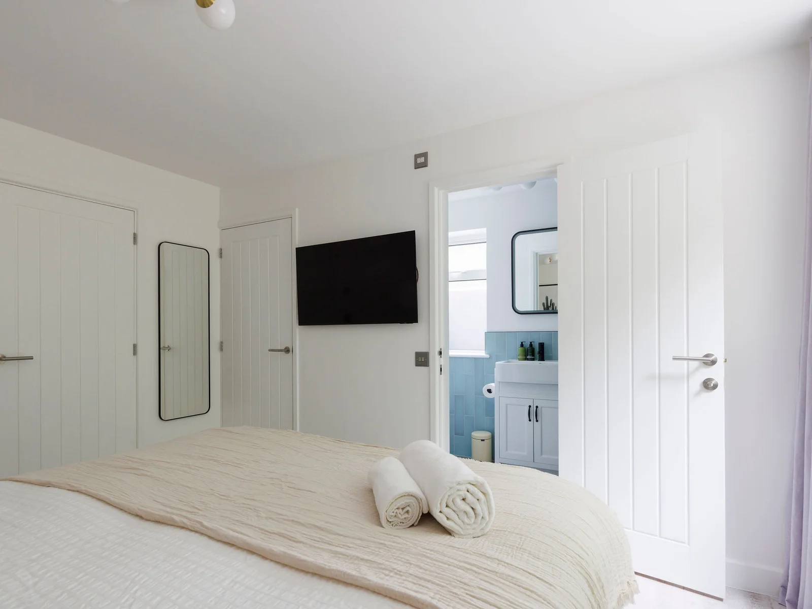Smart Tv and En Suite Bathroom