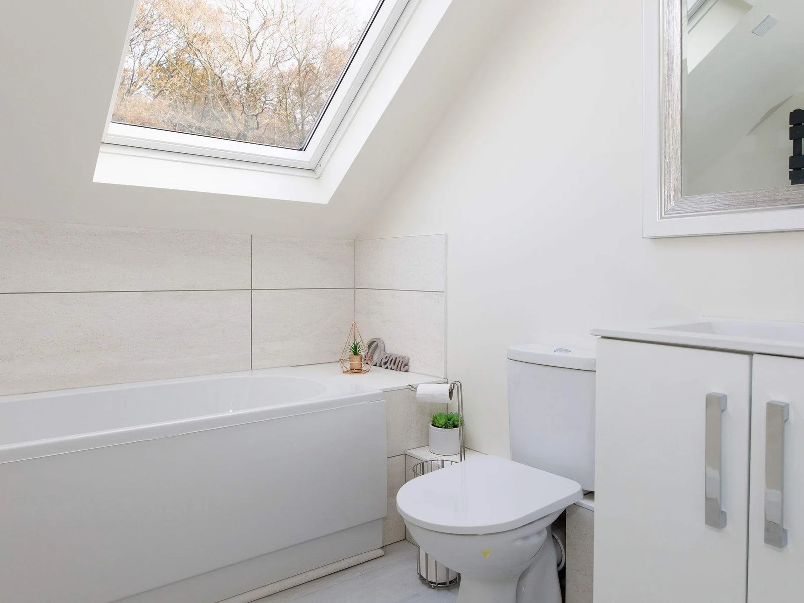 Another light and bright en-suite.