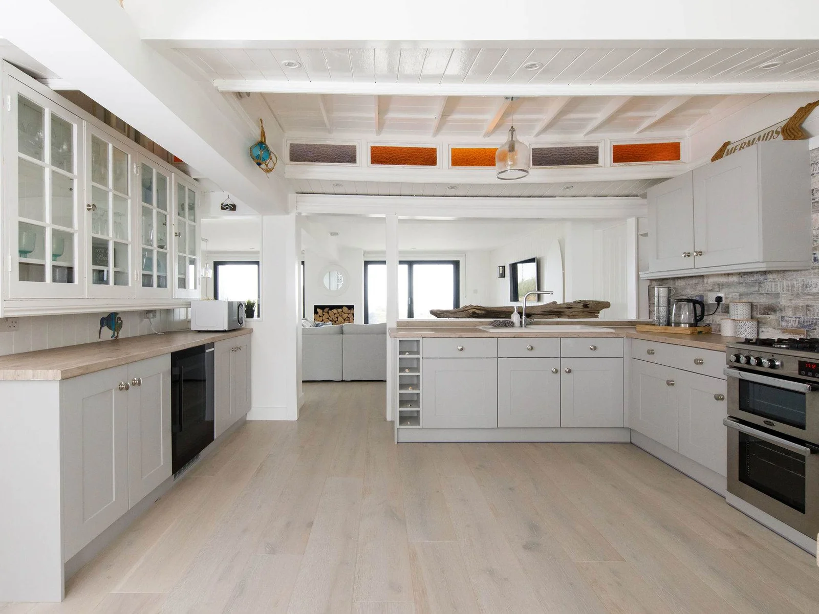 The spacious, fully-equipped kitchen has everything you need to prepare drinks, snacks and meals.
