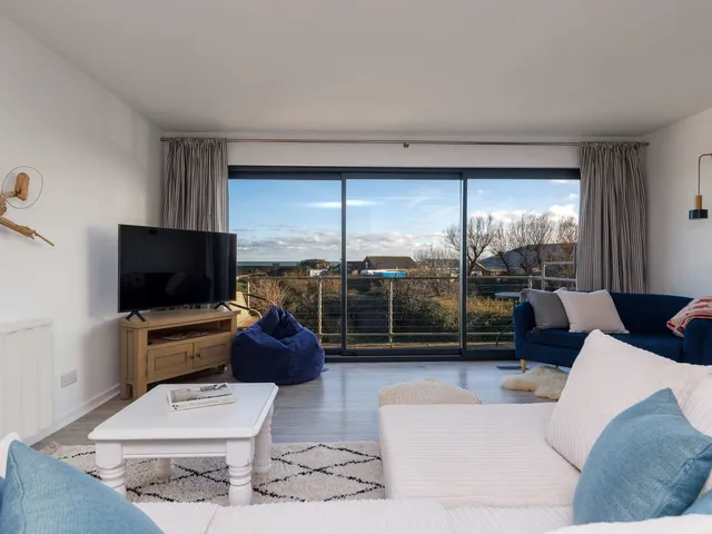 Beautifully Refurbished 4-Bed Beachside Retreat