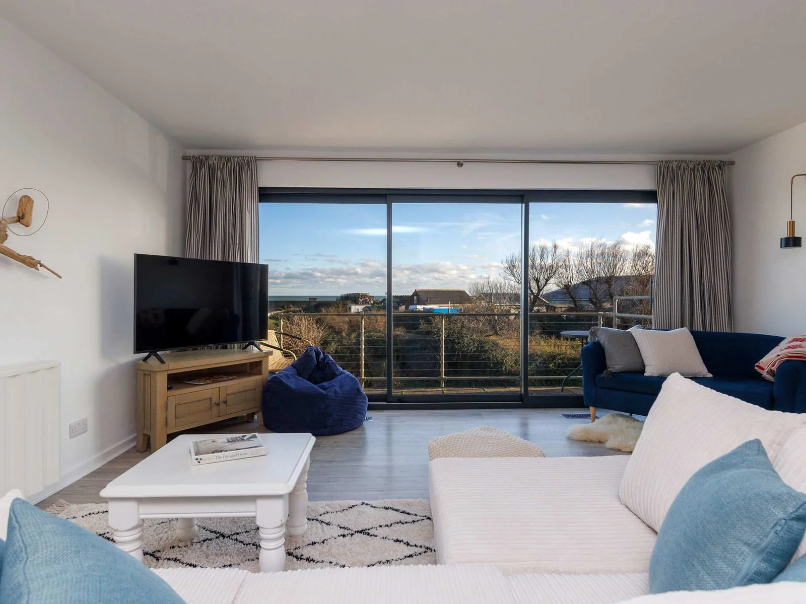 Beautifully Refurbished 4-Bed Beachside Retreat