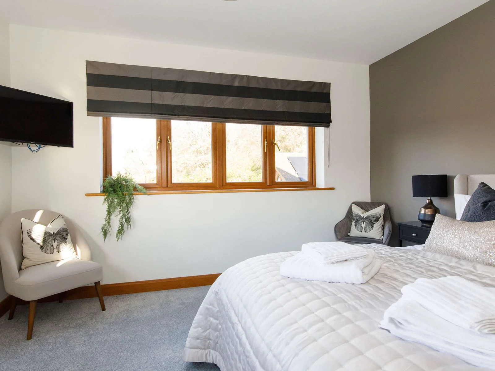 Wake up to surrounding countryside and bird song.