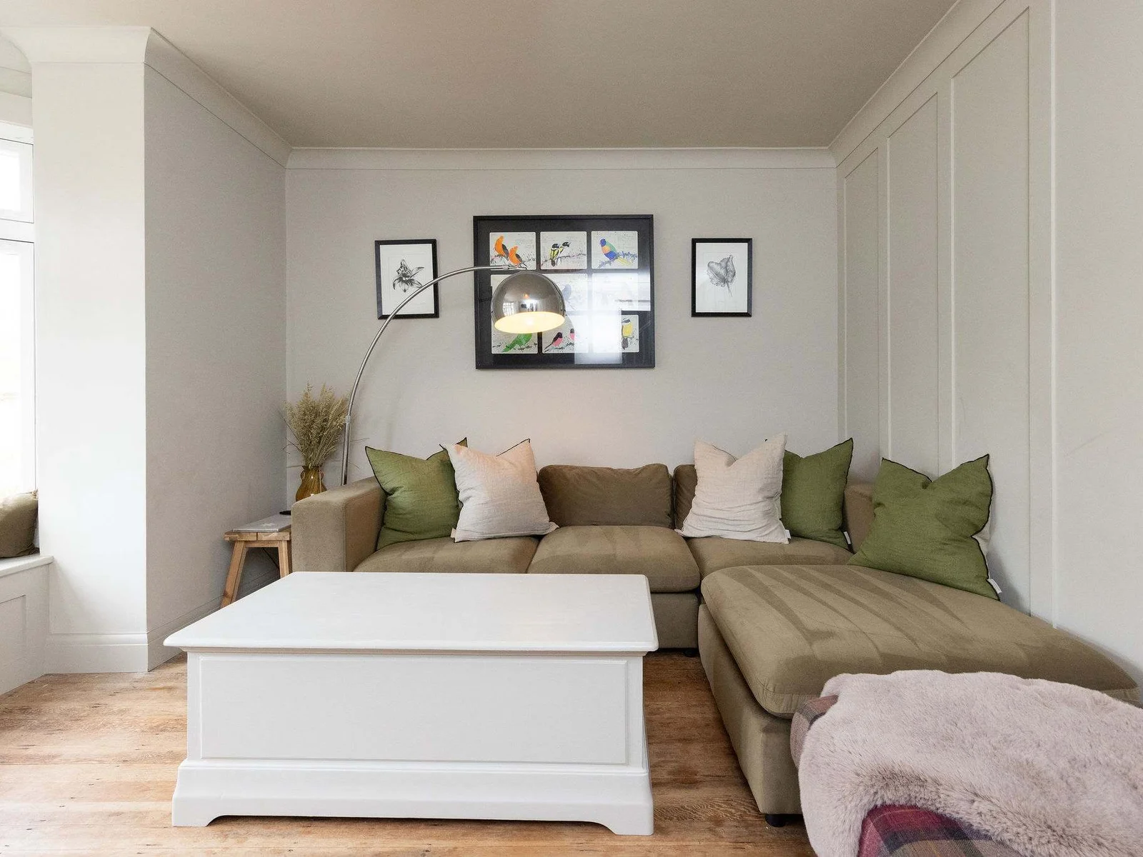 Relax and unwind in the separate snug lounge with its large, comfortable corner sofa.
