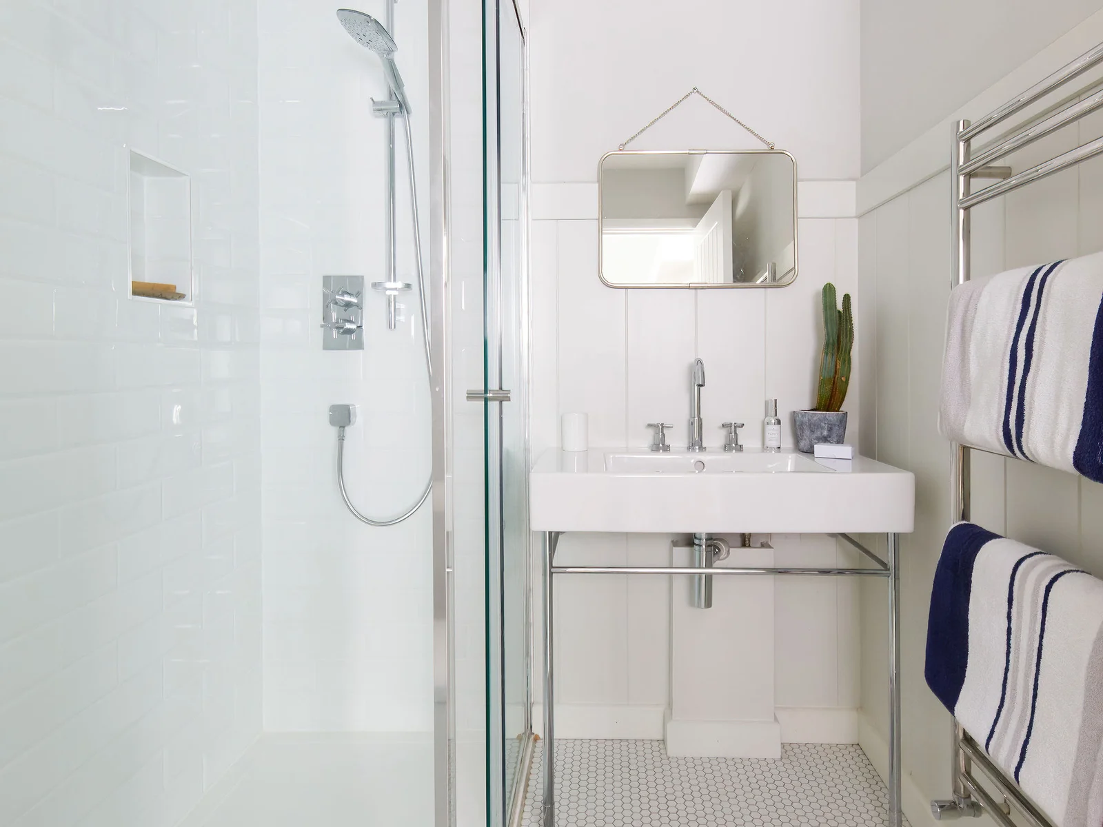 Family bathroom for use of bedroom 3 and 4