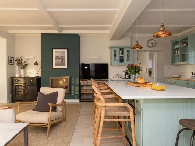 Luxury Beachfront Retreat for 14 with Hot Tub