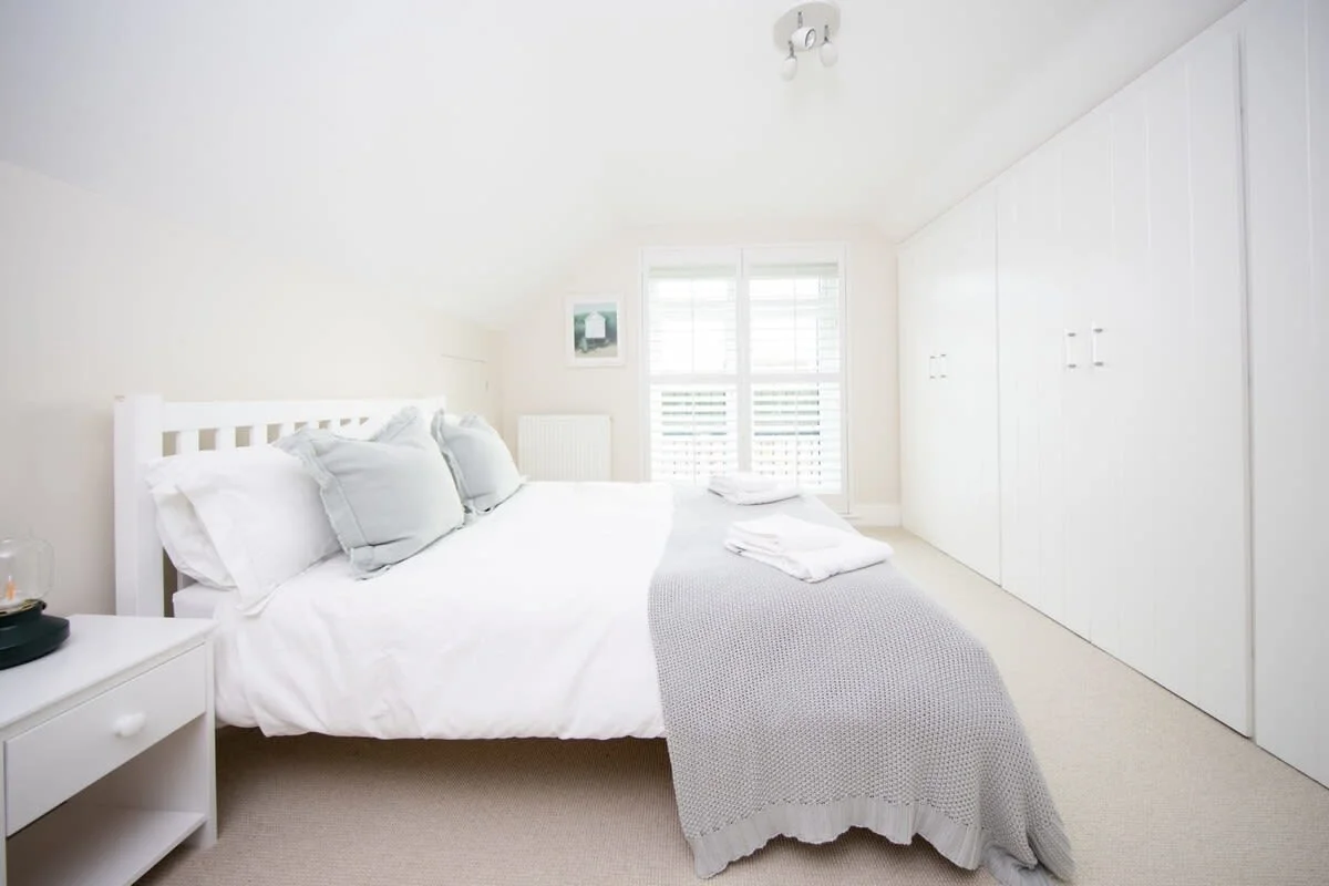 It’s a real pleasure waking up in this room. Bed replaced in Feb 25 for a king bed.