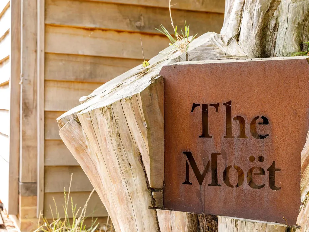 Romantic Countryside Lodge with Hot Tub