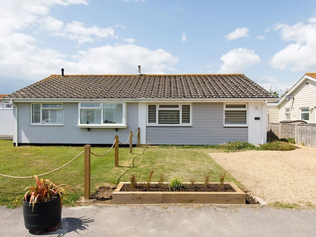 Charming Bolthole 400m to Beach