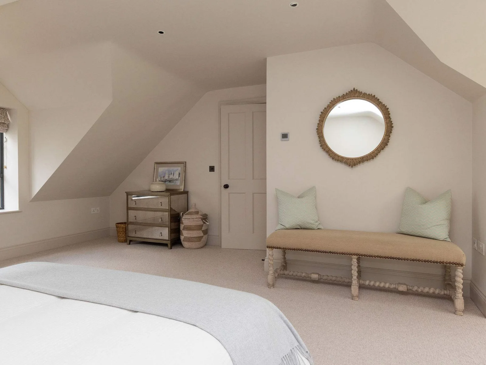 Cosy loft bedroom with charming details, a reading nook, and a peaceful, relaxing atmosphere.
