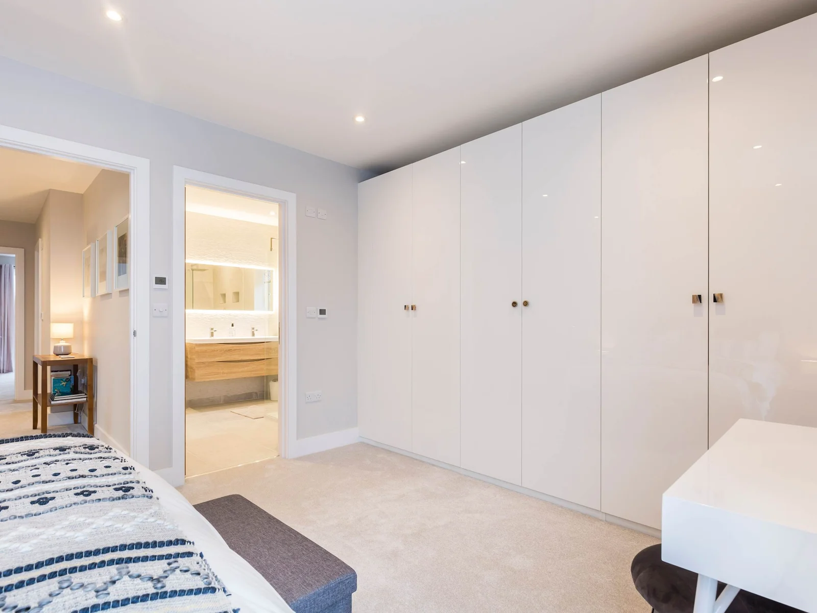 Plenty of storage space thanks to this built-in wardrobe.