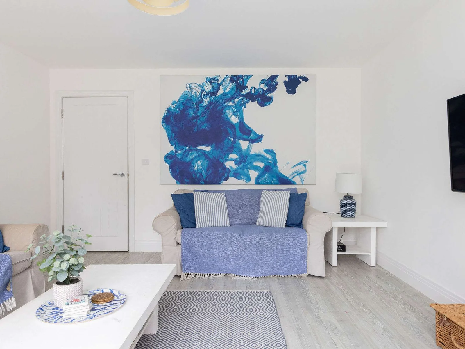 The ideal spot for movie nights or quiet evenings in. Settle into the comfortable sofas, enjoy the Smart TV, and recharge for another day of coastal exploration.
