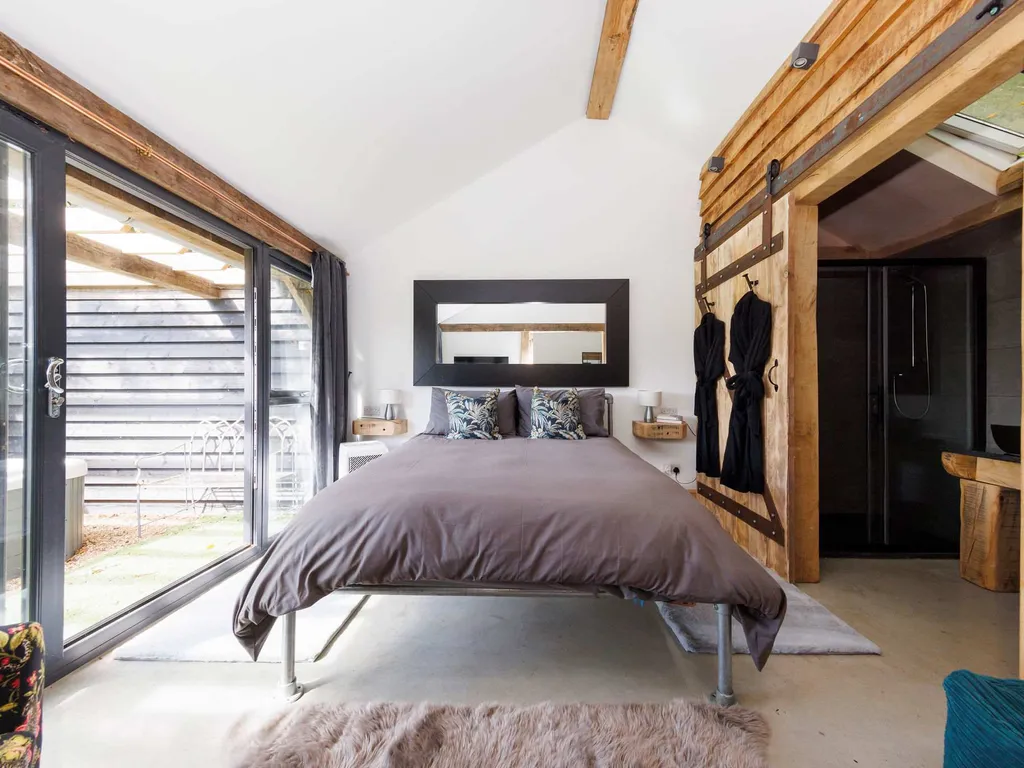 Romantic Countryside Lodge with Hot Tub