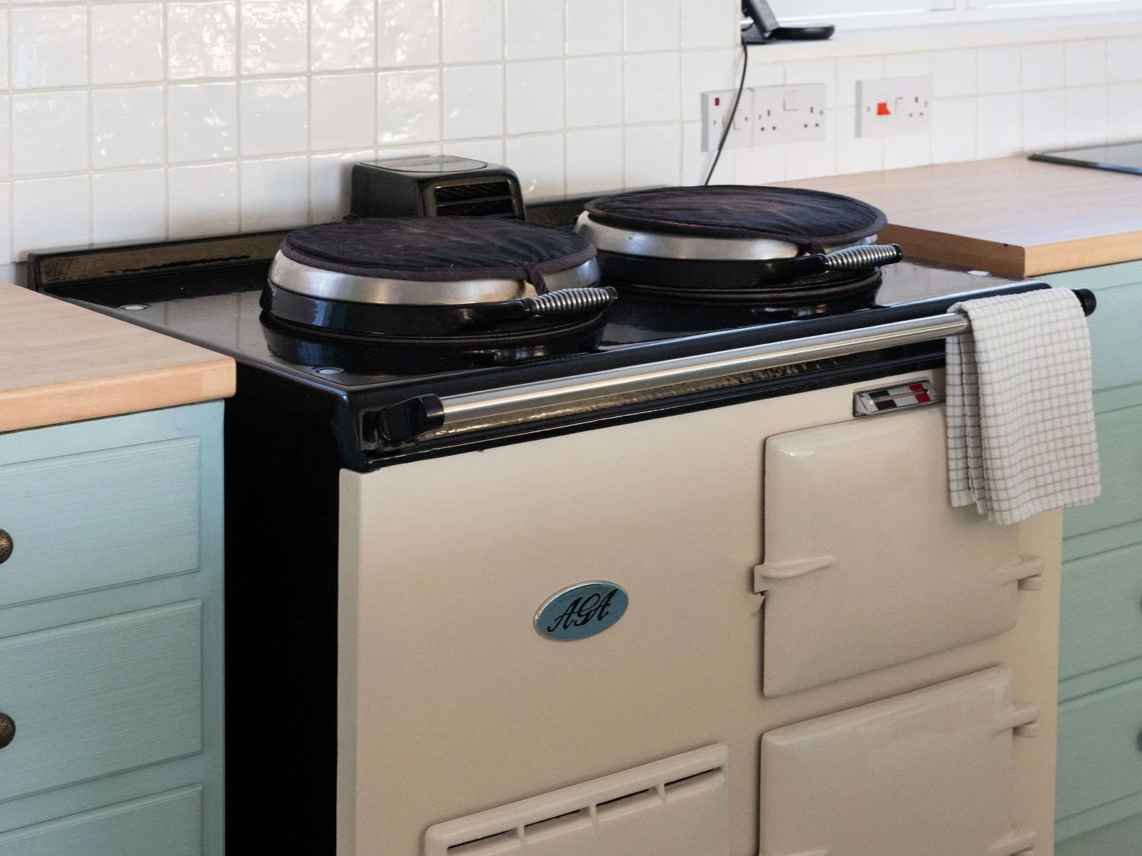 A range cooker can be found in the kitchen!