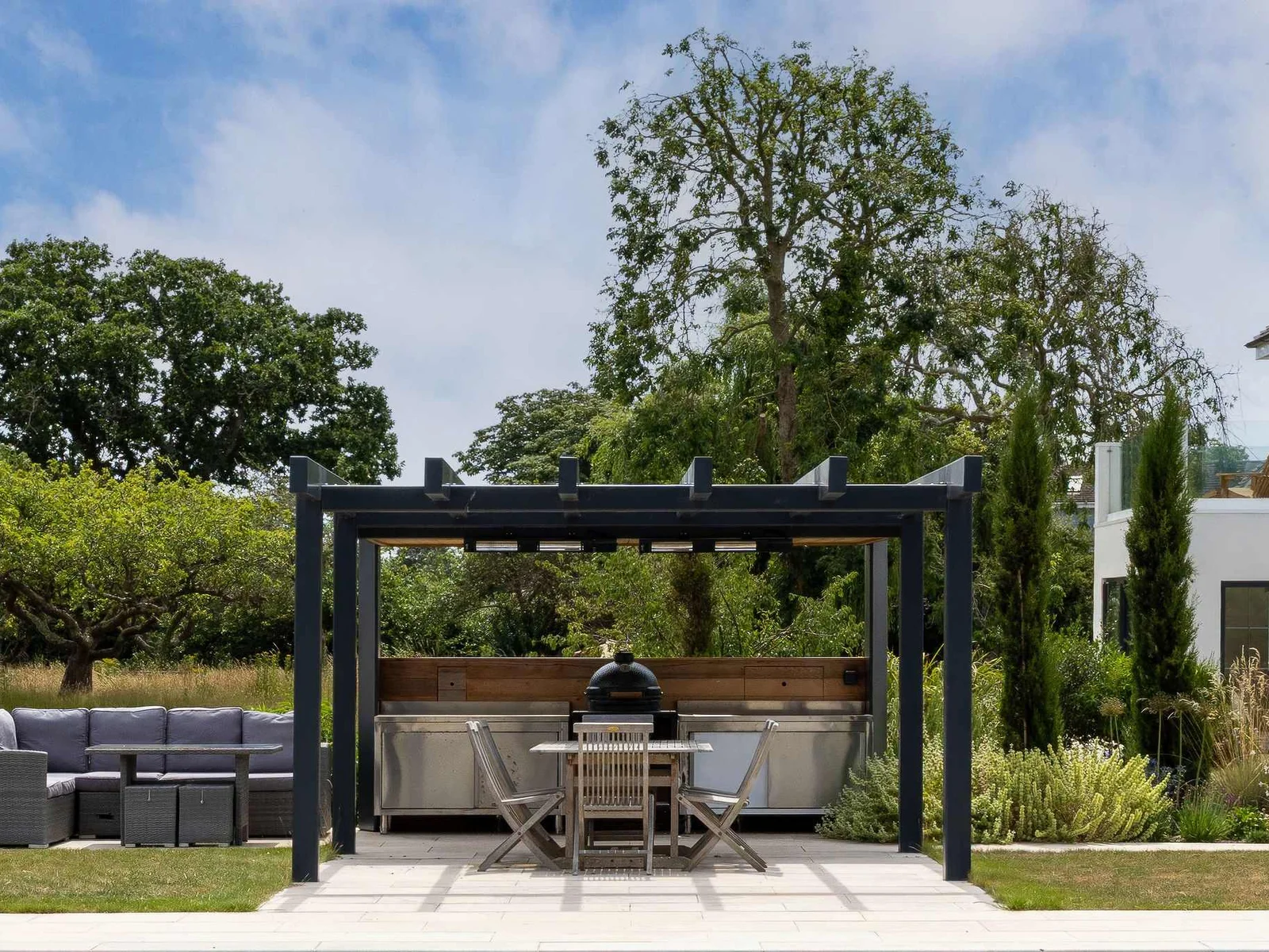 Covered outdoor kitchen with BBQ and dining area – perfect for al fresco meals