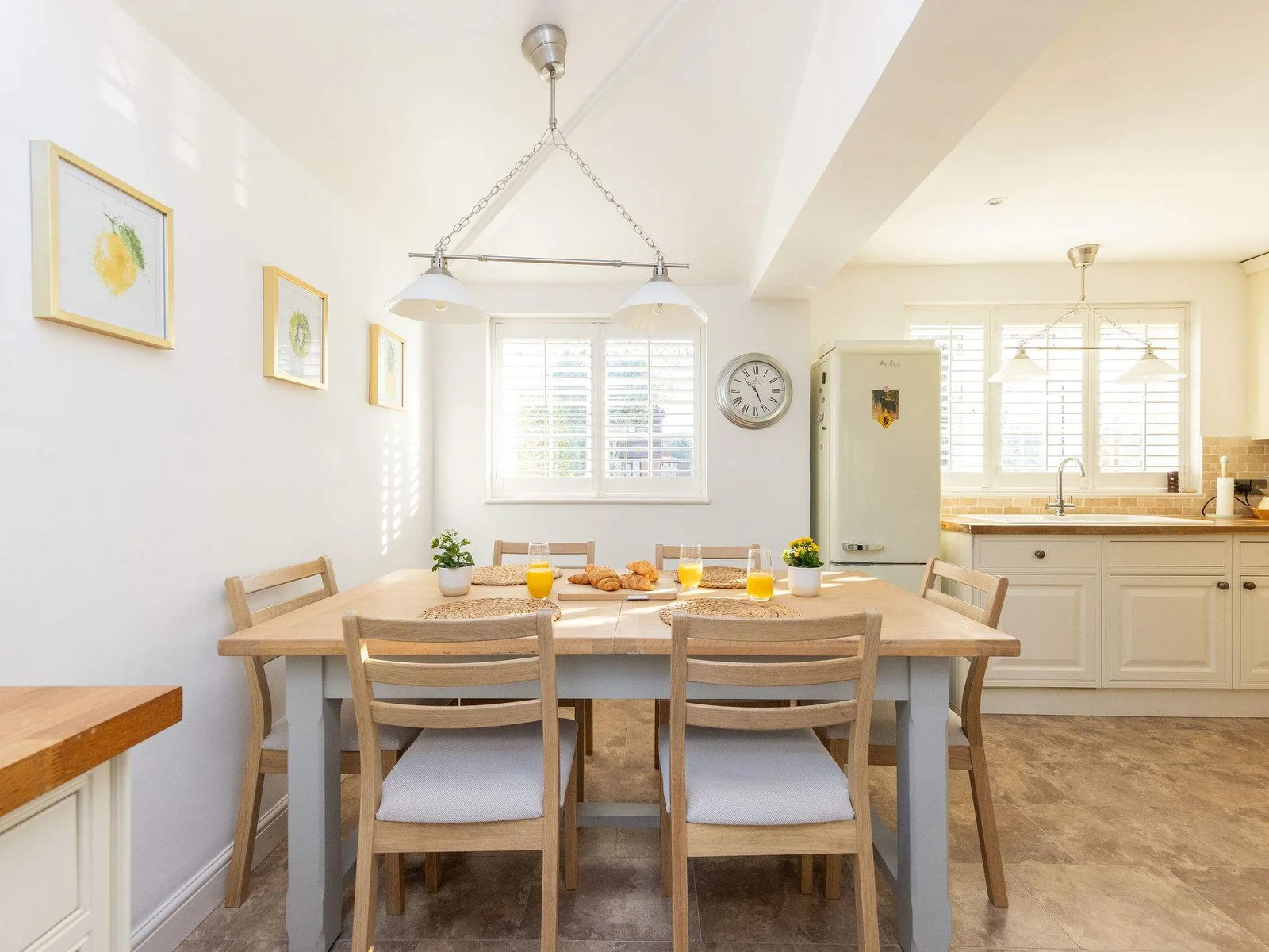 Dining table to sit six persons
