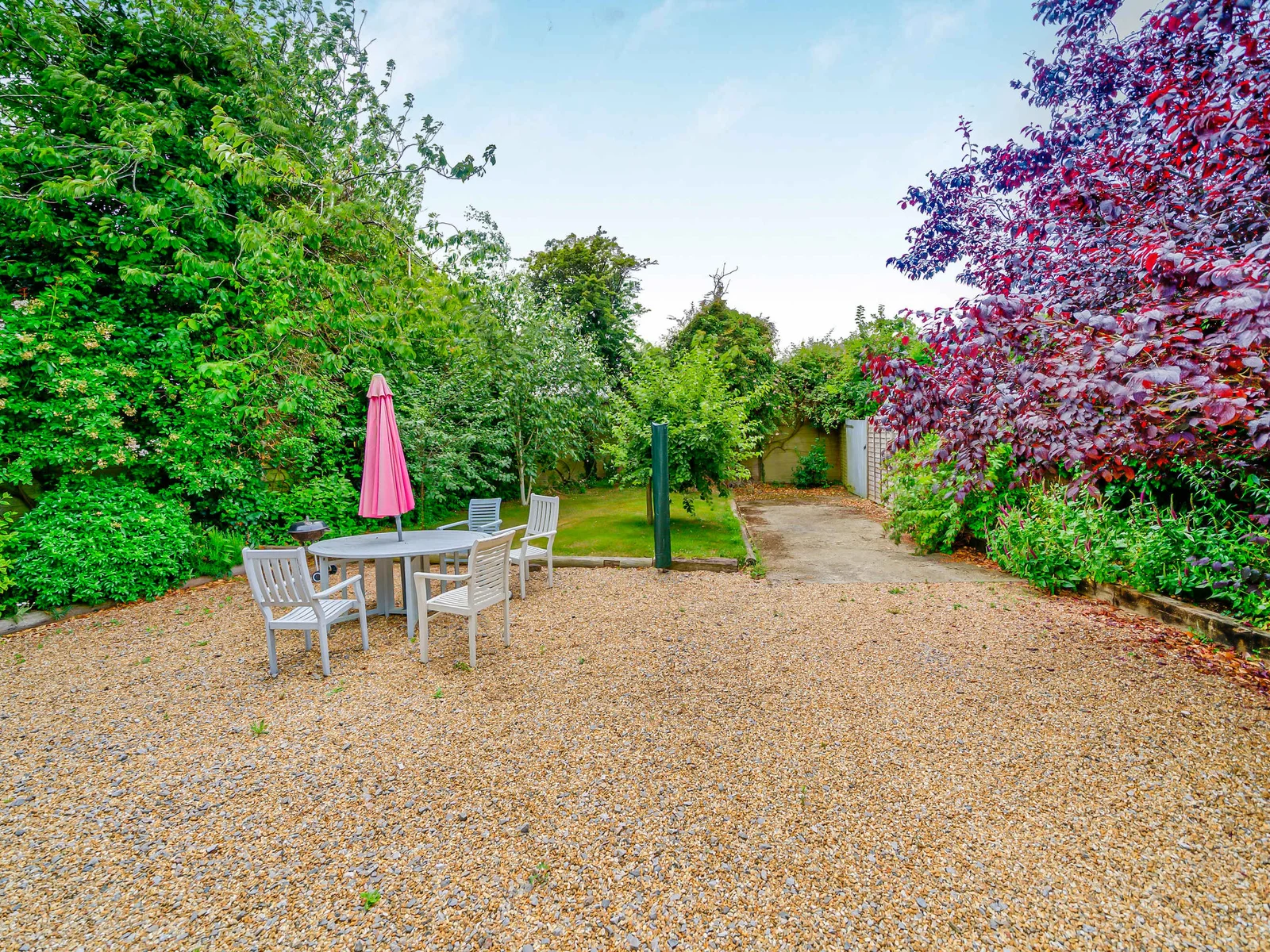 The annexe garden with table and chairs for 4 persons!