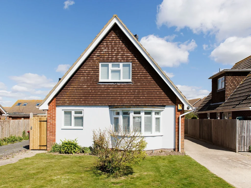 Coastal Retreat for 6 Close to Beaches