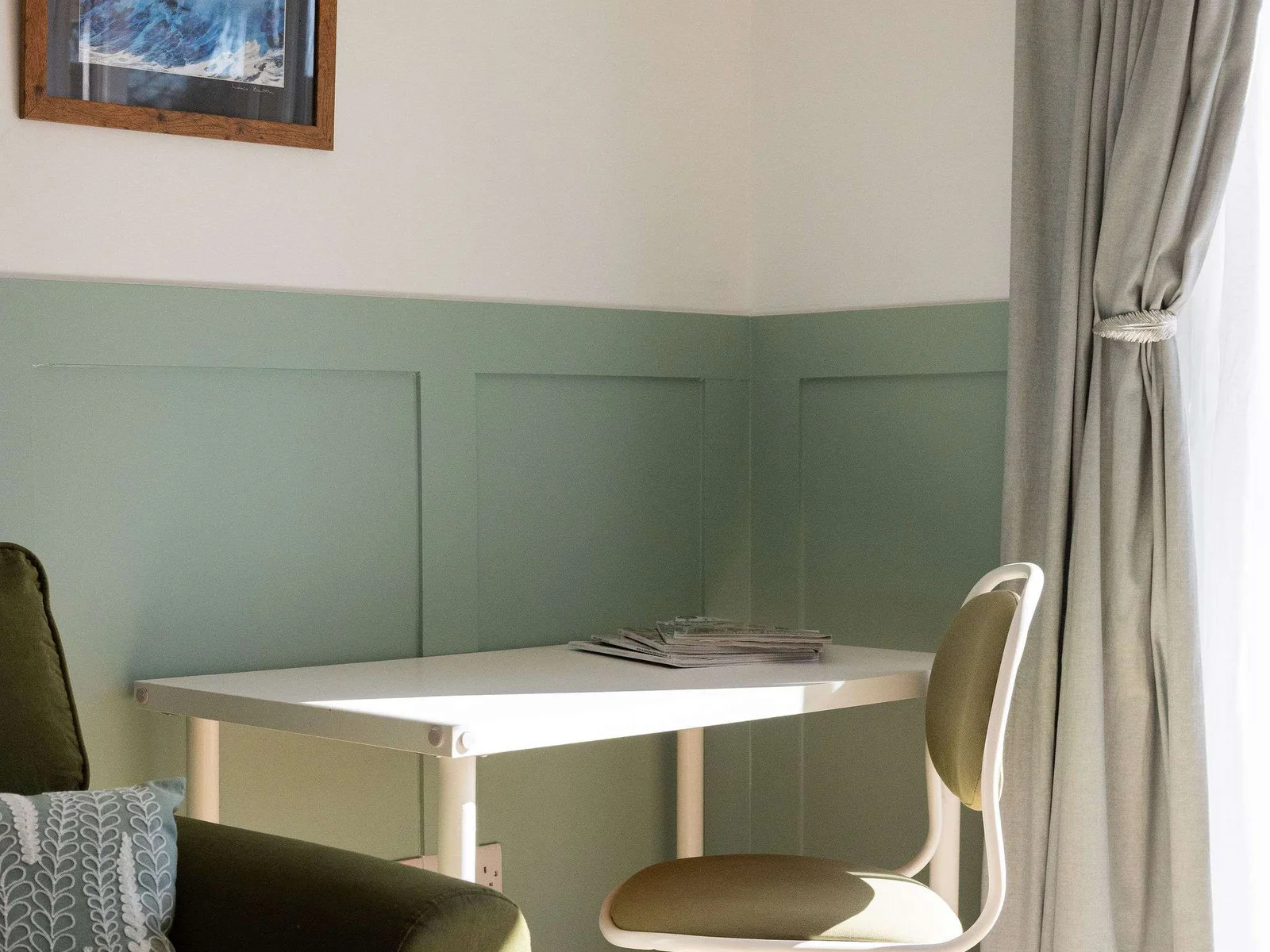 A handy dining nook adds flexibility for morning coffee, light meals or planning the day’s adventures.