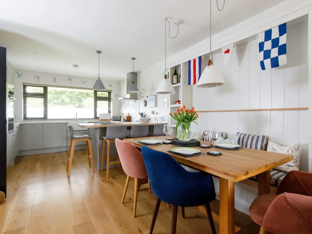 Pretty Coastal Home in Bosham, Close to Water