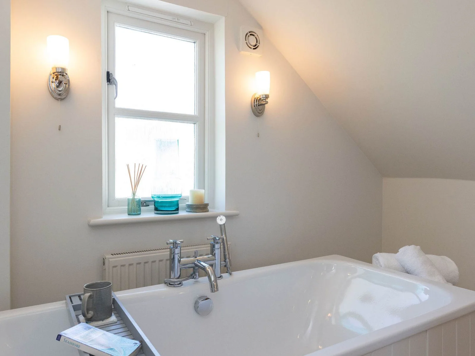 Relaxing en suite with bath – perfect after a day by the coast