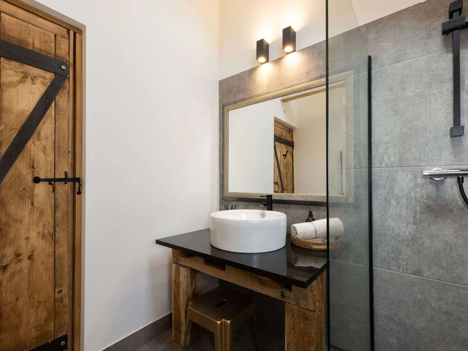Enjoy the perfect blend of modern luxury and rustic charm in this sleek bathroom.