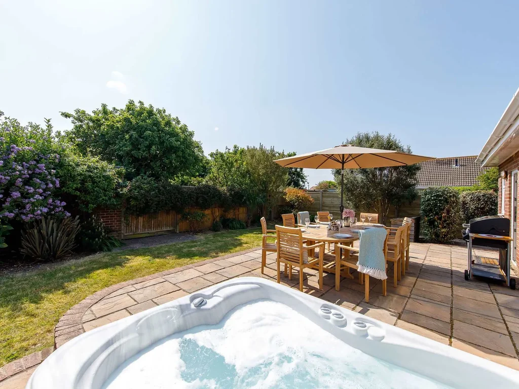 Beach house for 10 with hot tub & garden