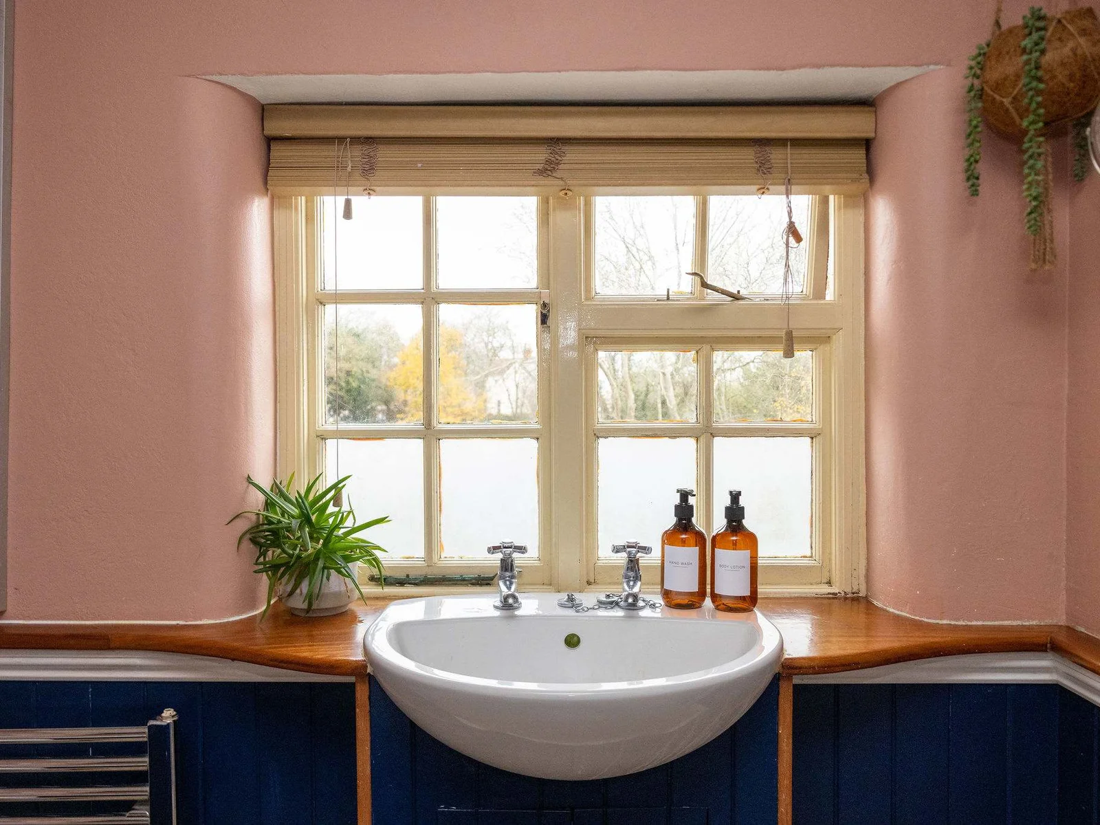Light and airy bathroom