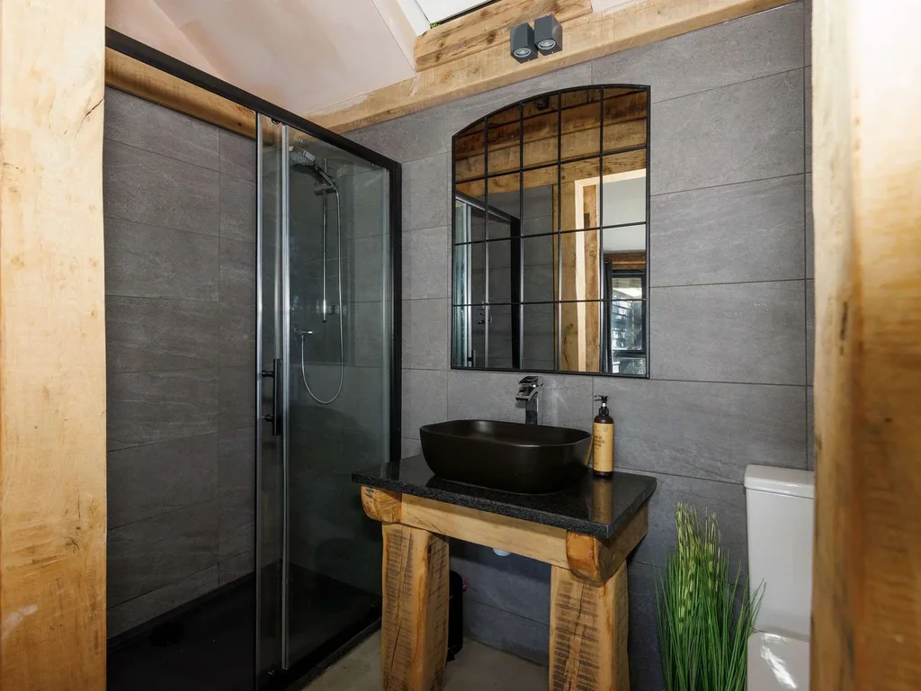 Romantic Countryside Lodge with Hot Tub