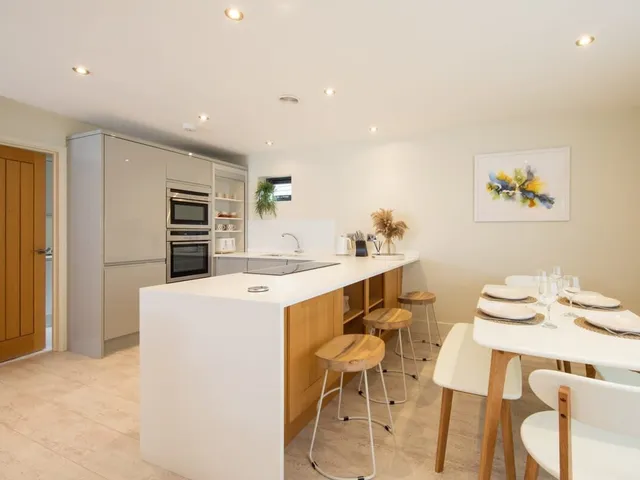 Designer Family Escape / Hot Tub / Steps to Beach