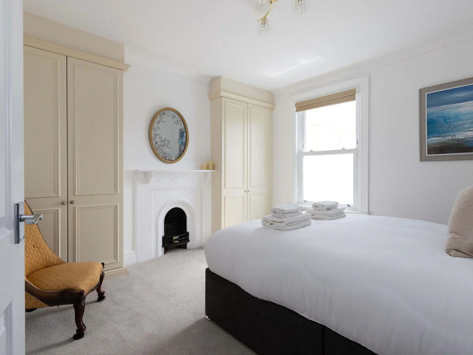 The king room has a comfy king sized bed, with quality bedding and linen.