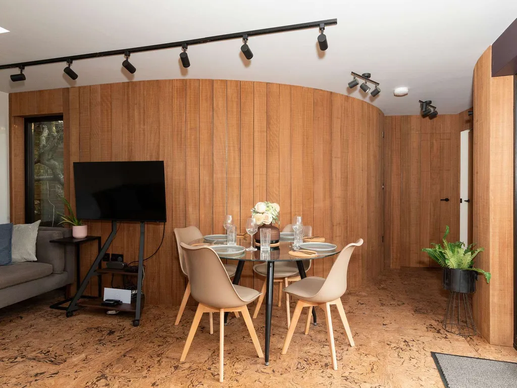 Modern 2-Bed Cabin Near West Wittering Beach