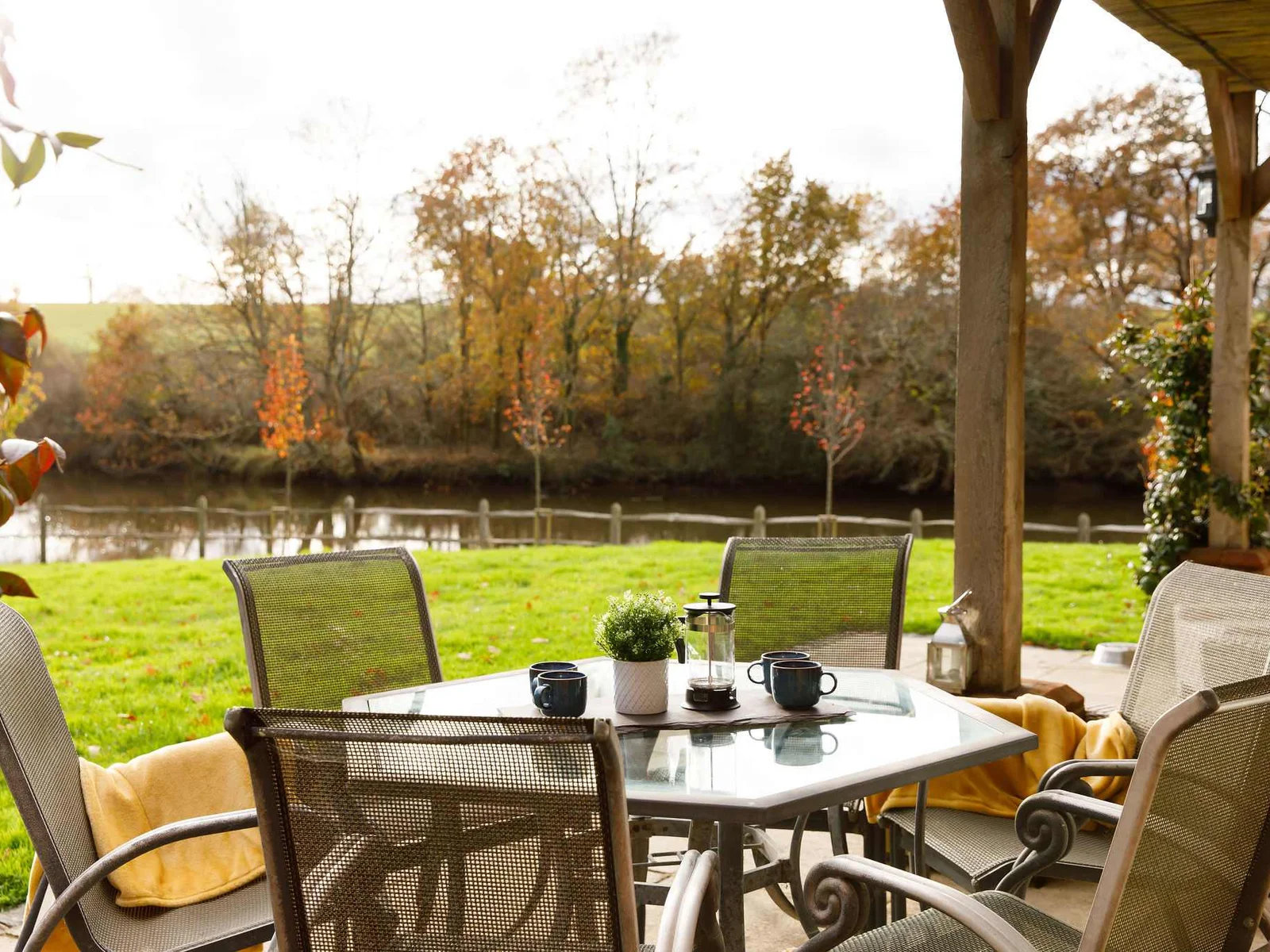 Enjoy alfresco dining on warmer evenings and enjoy sunsets by the river.