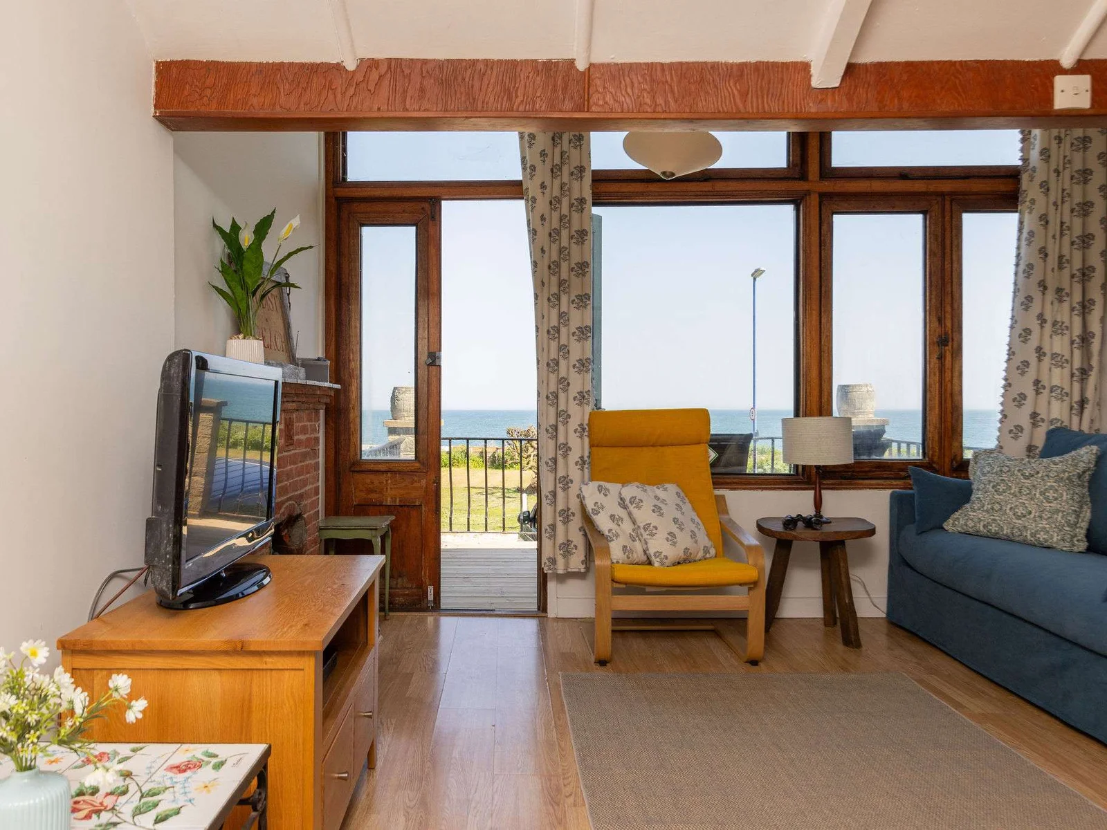 Cosy lounge with sea views and vintage charm