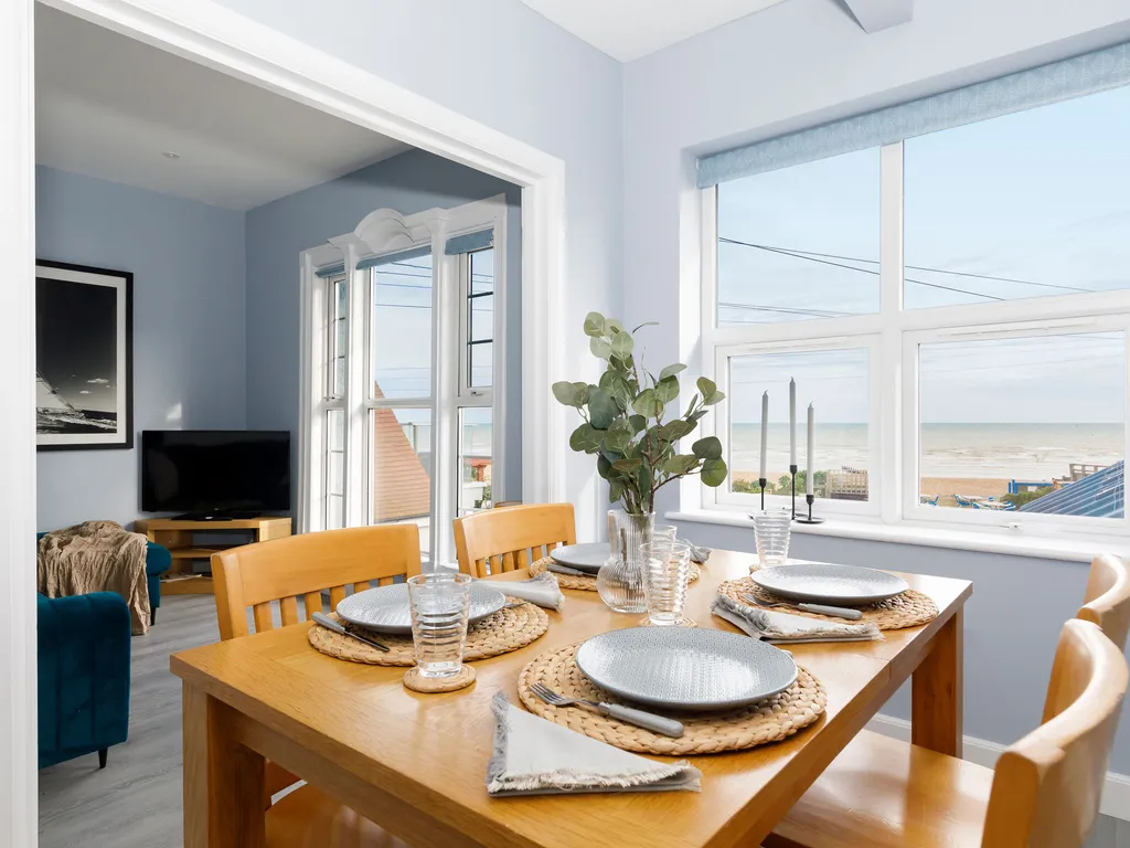 Chic 2-Bed Seafront Haven, Near Felpham Beach