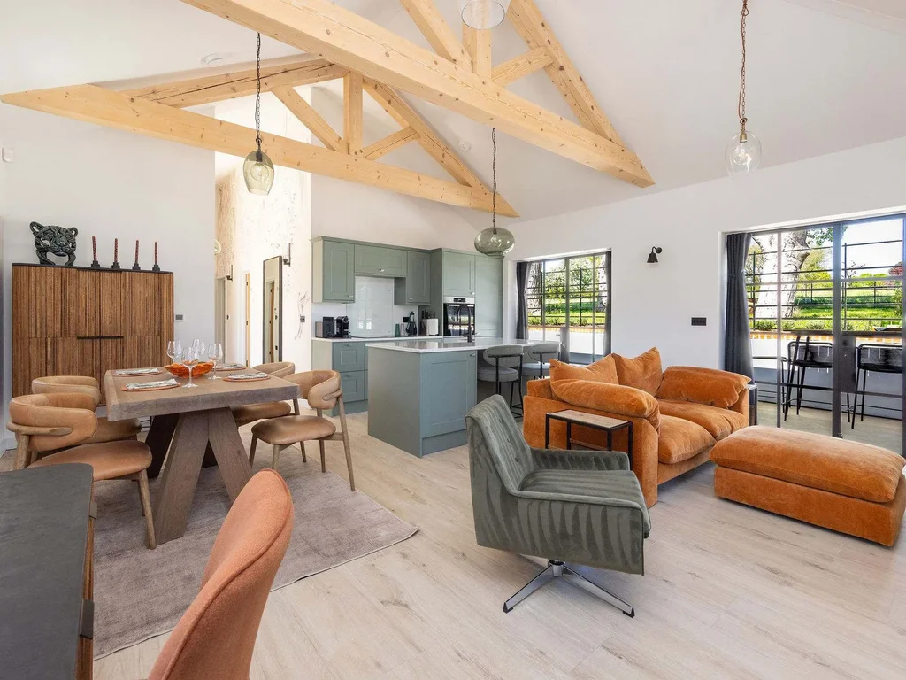 Stylish Rural Lodge Nr Chichester and Goodwood