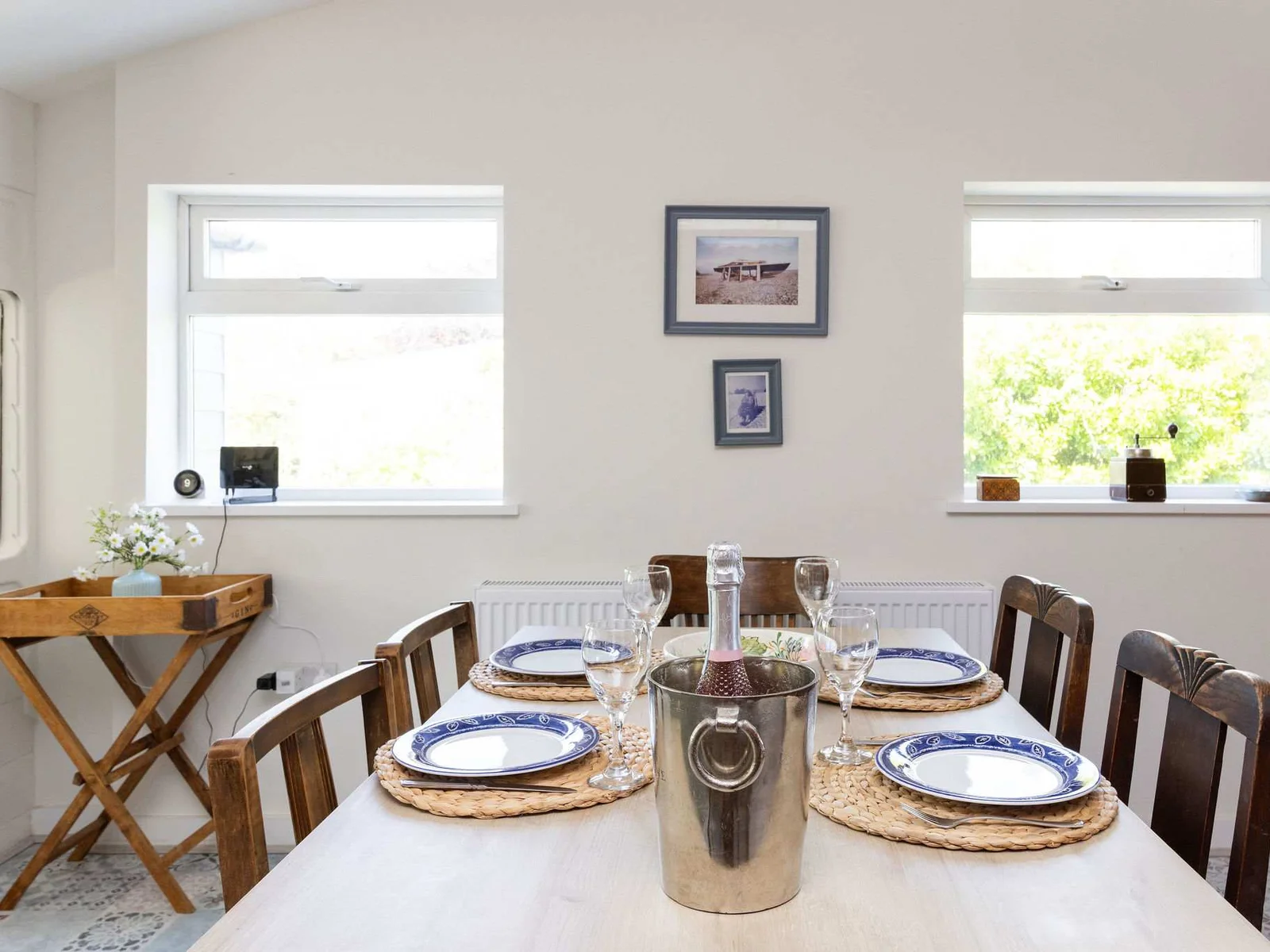 Relaxed dining with a coastal touch