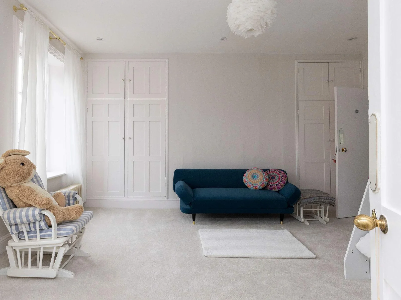 Dreamy kids’ room with soft carpets, sofa bed and cosy triple sleeper