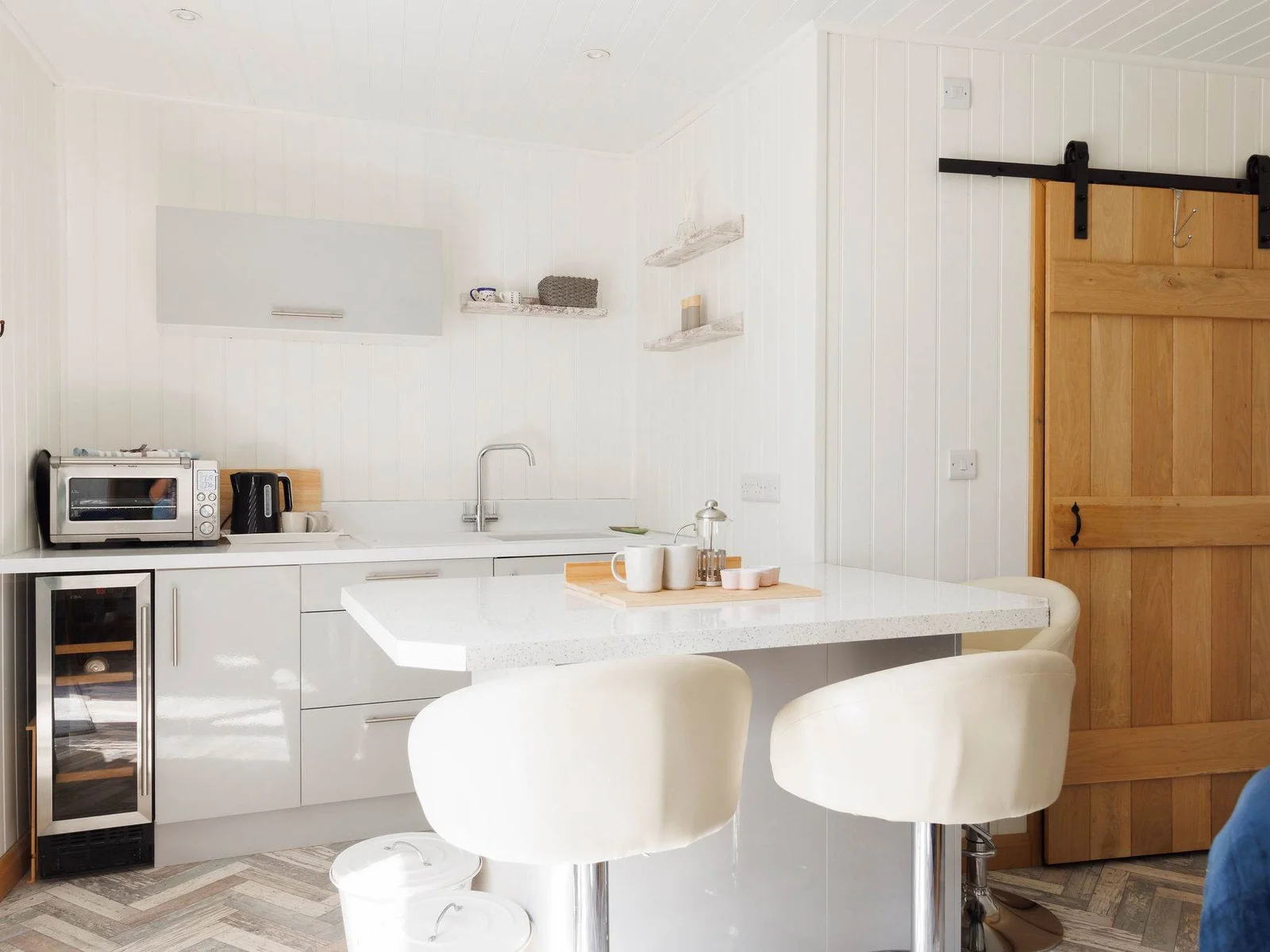 The kitchen is compact but well equipped to prepare meals or picnics, with all the modern appliances you need to make it a breeze.