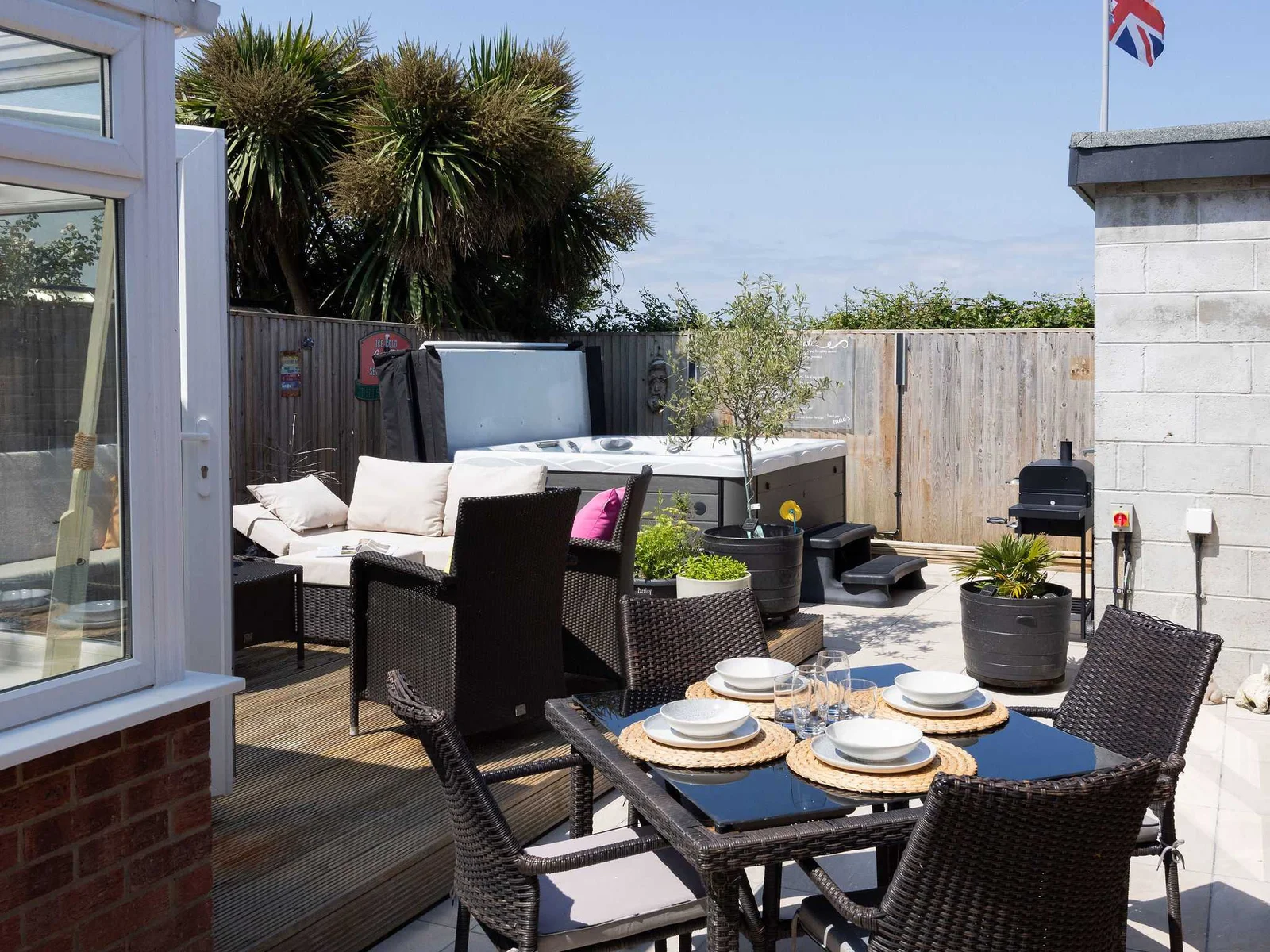 Outdoor dining for 4 beside the hot tub
