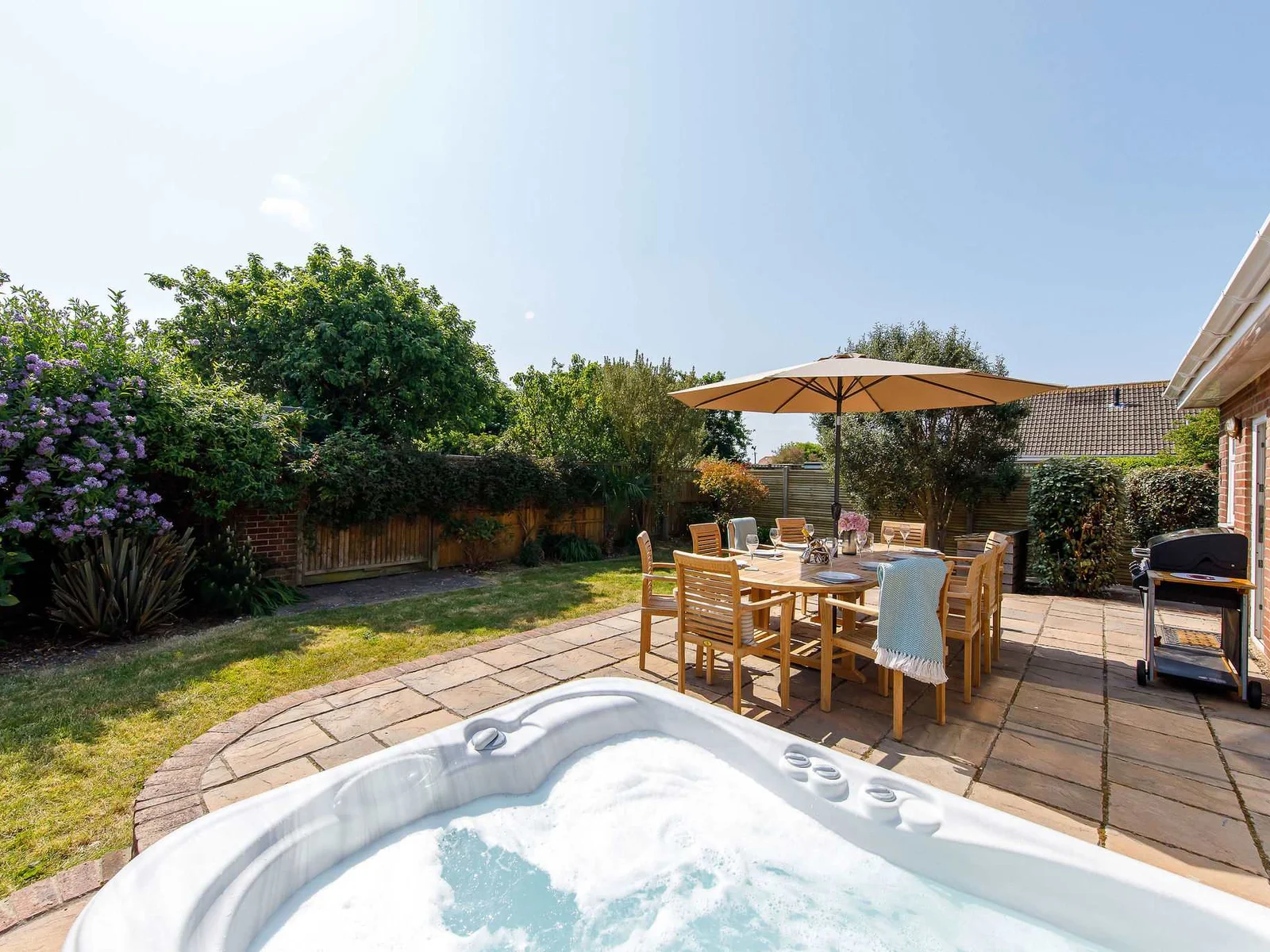 Beach house for 10 with hot tub & garden