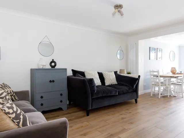 Charming Bolthole 400m to Beach