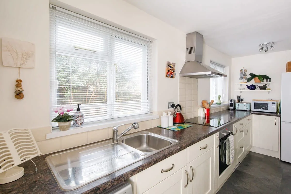 The kitchen has everything you need to cook up a storm.