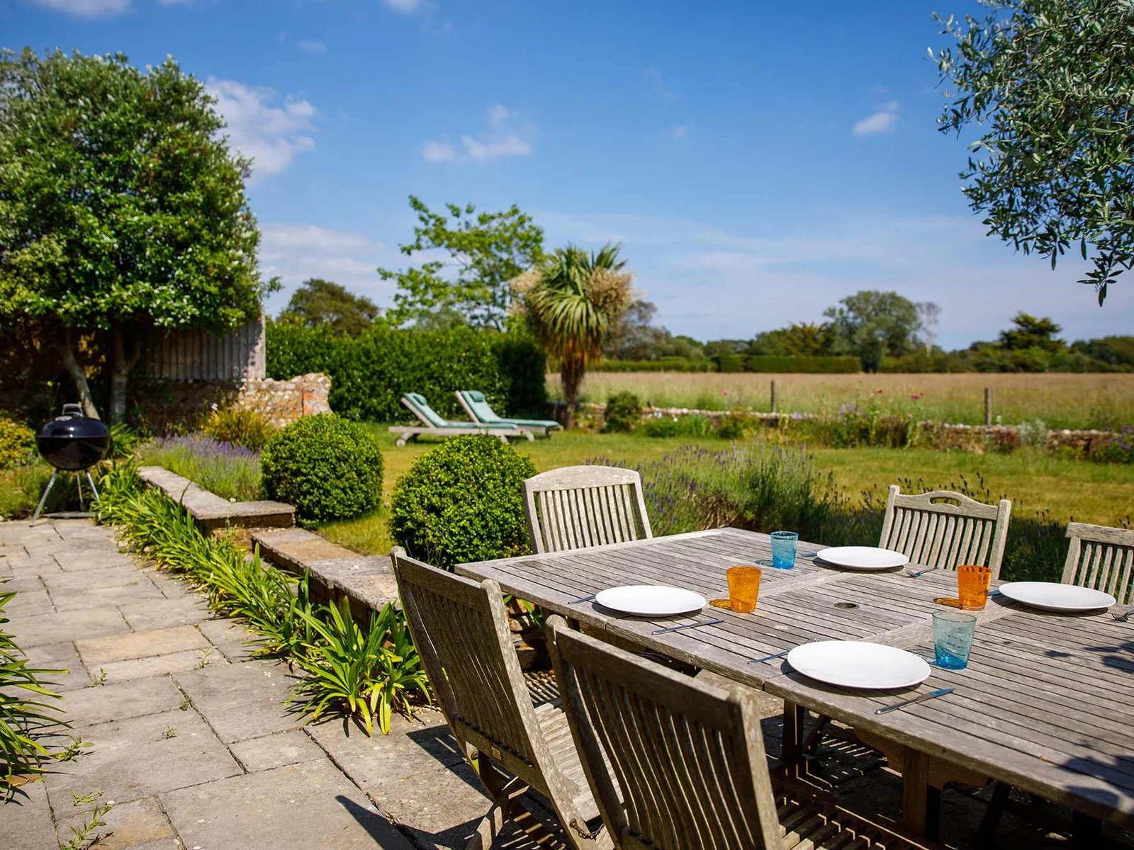 Entertaining? The outside area is perfect for it!