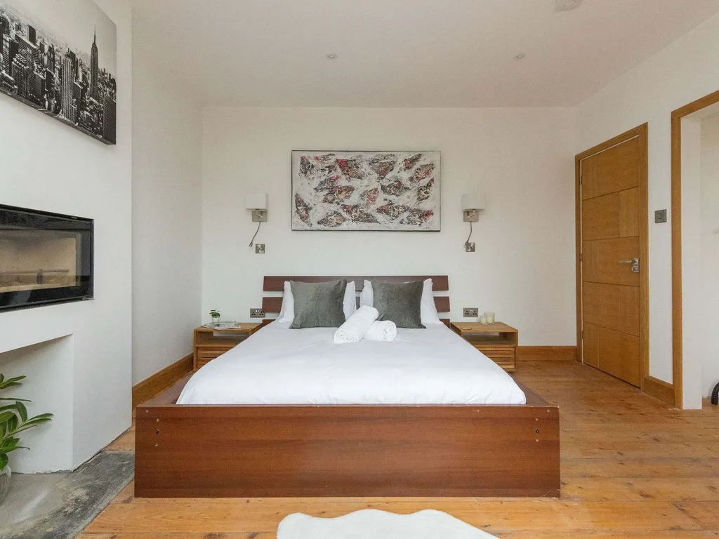 Spacious 4-Bed Near City & Sea