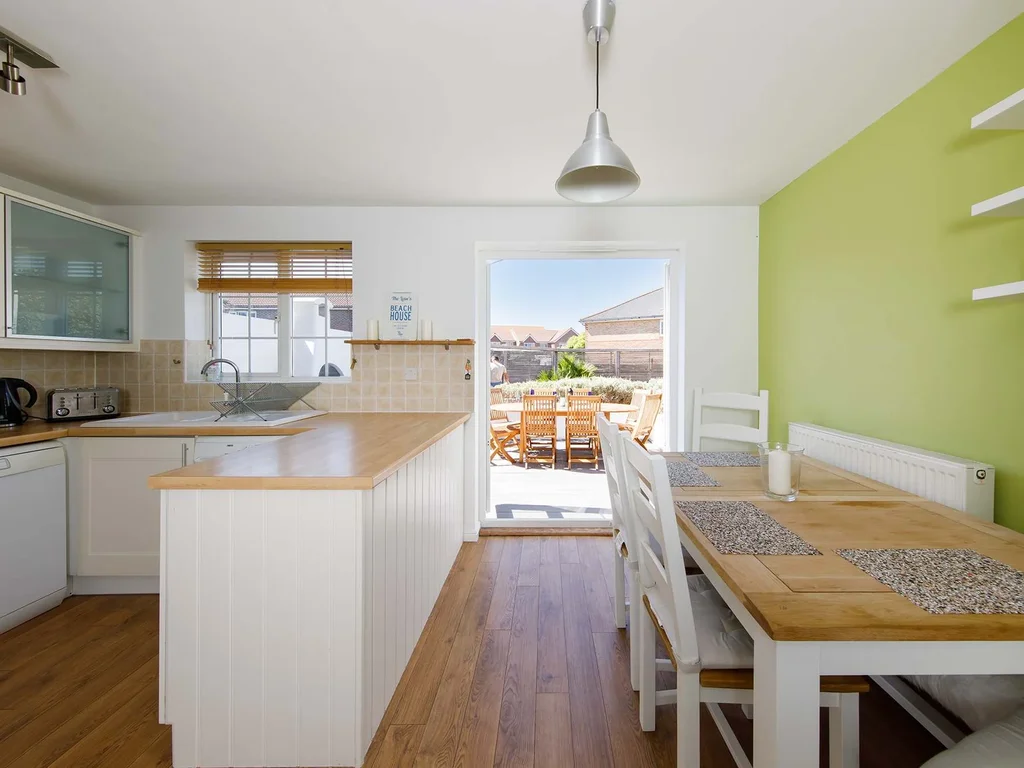 Family Seaside Escape – 5 Mins to Beach