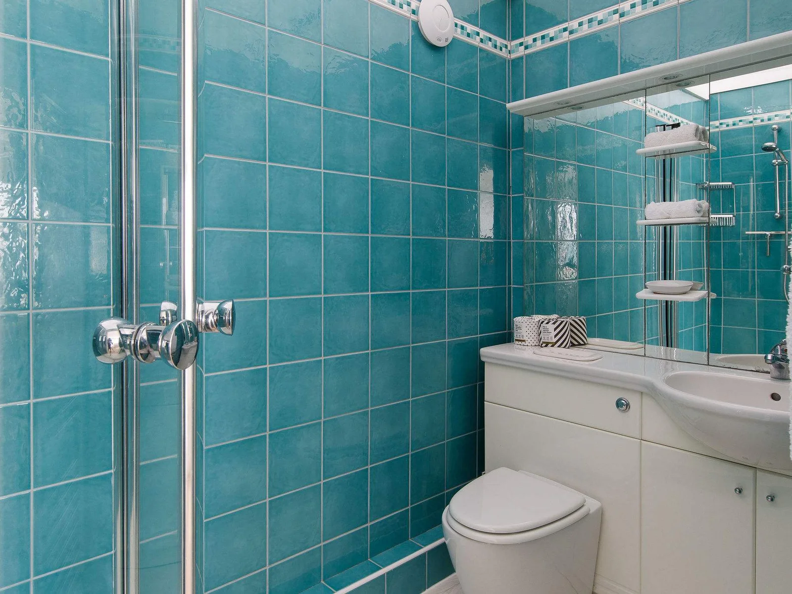 Beautiful marine green tiles.