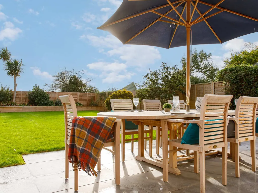 Coastal Retreat for 8 with Hot Tub – Walk to Beach