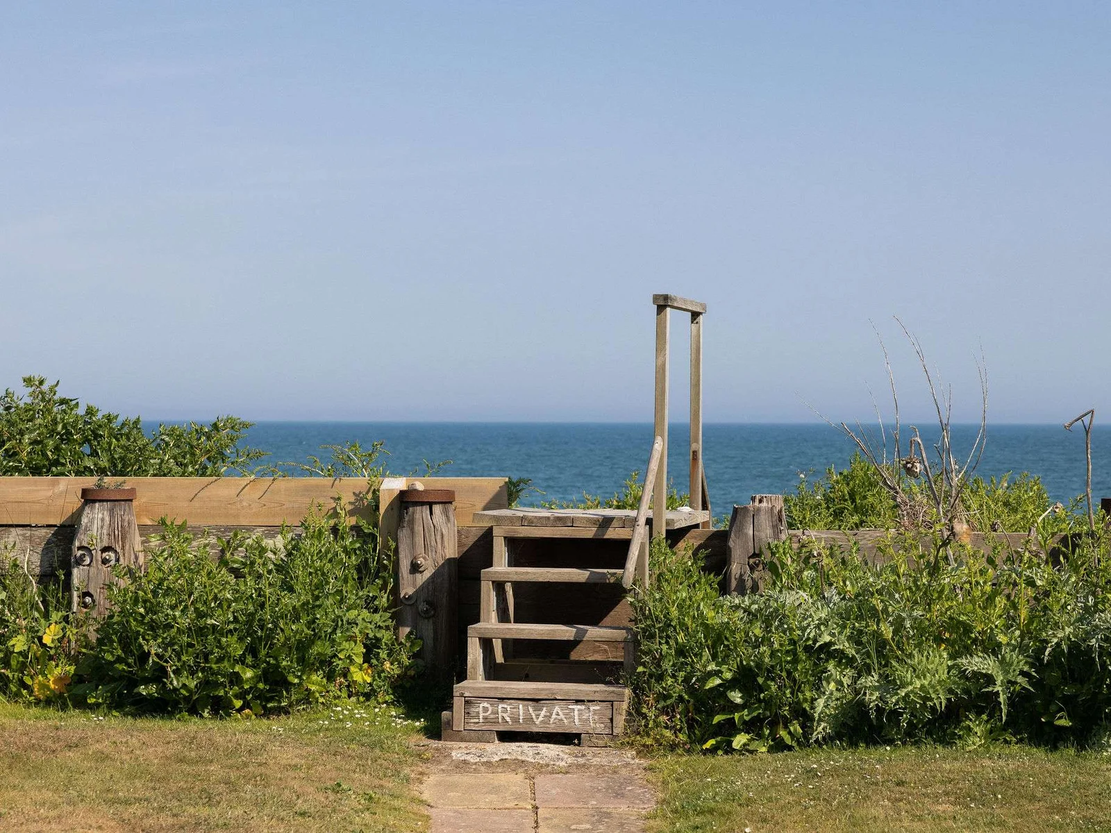 Private steps to the beach – peaceful and exclusive