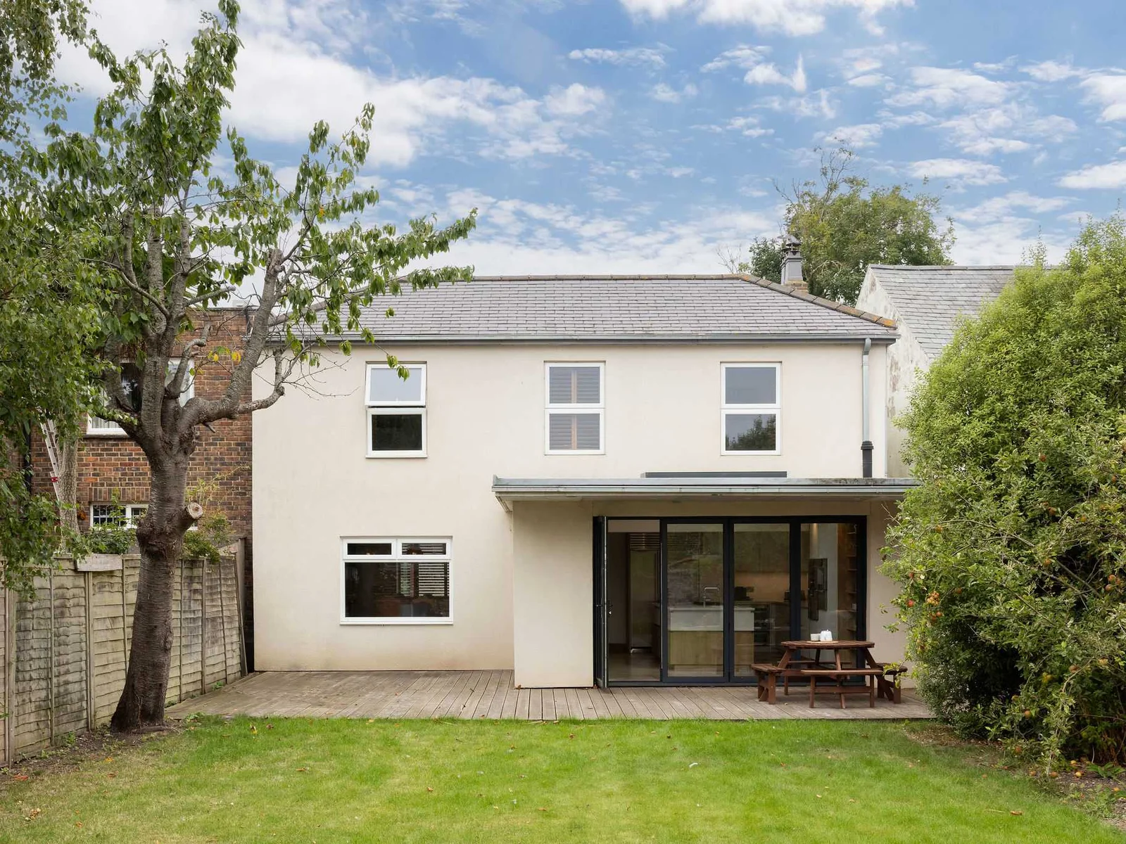 The spacious rear garden is great to enjoy with the children or friends!