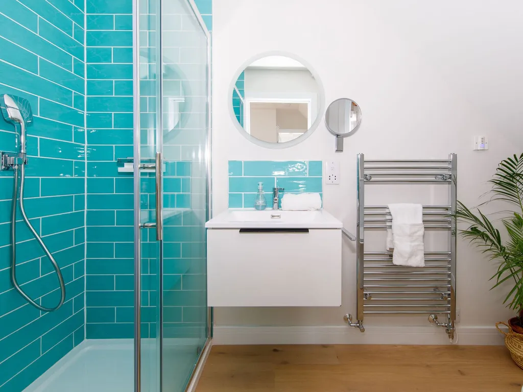 Mariners: Stylish Beachside Getaway with Sea Views